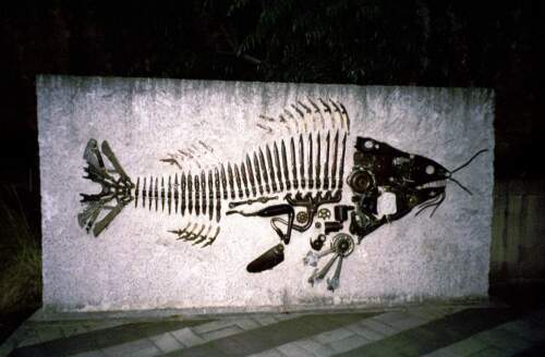 Mechanicka ryba vytvorena jakymsi mistnim alternativnim umelcem