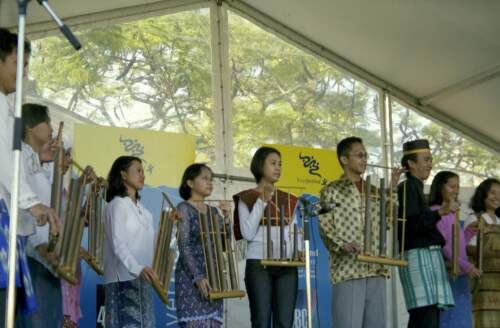 Indoneska kapela: 1 clovek = 1 ton