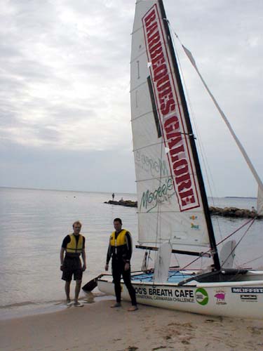 Plachtění na Stabroke Islandu: Cat(amaran), Thorsten (Němec) a já ve vypůjčeném neoprénu:-)