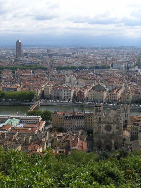 Pohled z Fourvieru, v popředí Vieux Lyon s kategrálou, vlevo nahoře Part-Dieu. Tam vzádu bývají vidět Alpy