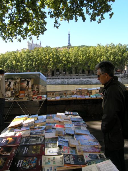 open-air antikvariát, v pozadí Fourviere