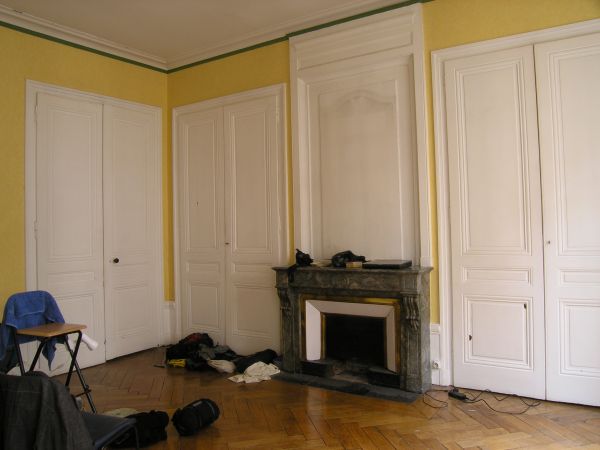 Předveřováno. Takhle vypadají všechny stěny. Ten bordel už jsem si uklidil.