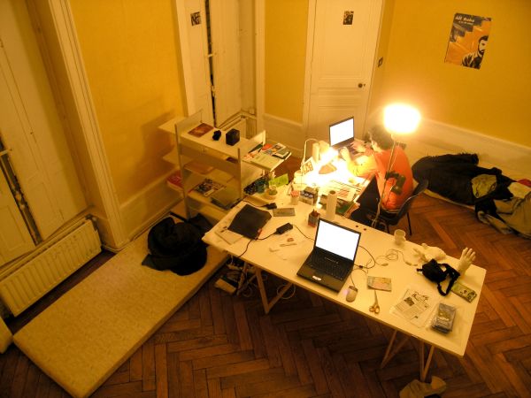 náš pokoj od stropu, Sandor právě přestírá práci