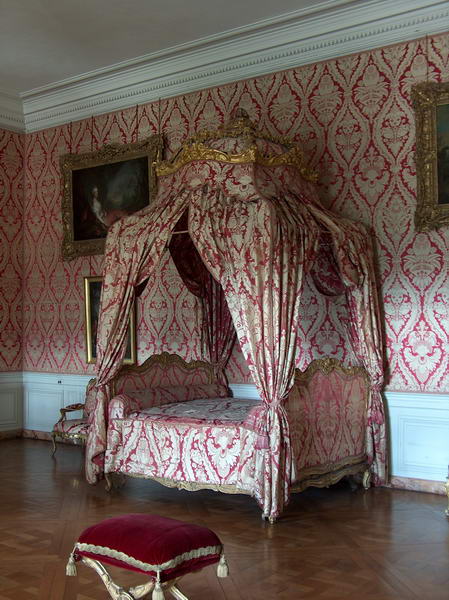 another set of bedroom with the long pillow which Imel called guling and which english called dutch wife. What the???