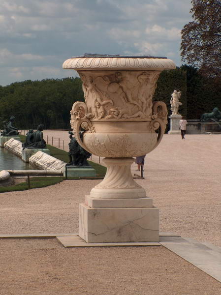 we like the details of this carved pot