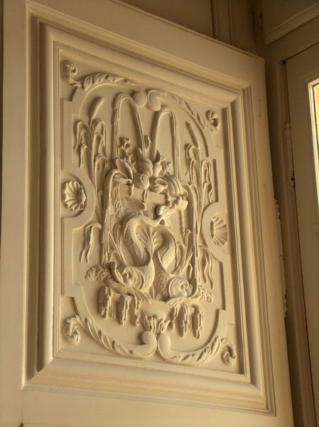even the door panel did not miss carving