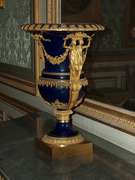 we presumed it is a granite pot or something. Look very precious