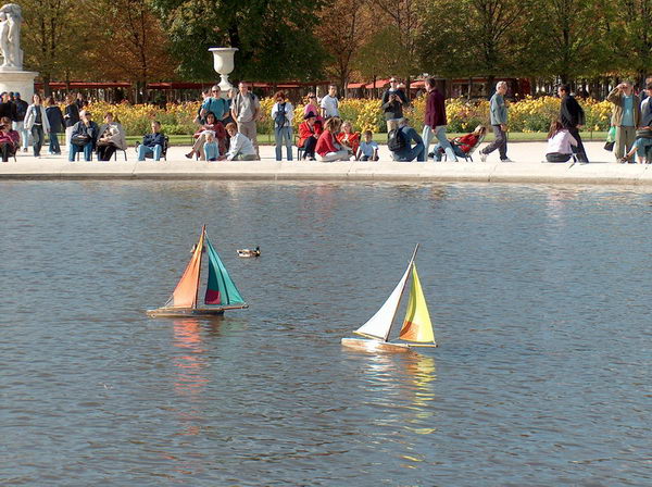 boat racing:-). very common activities in french fountains