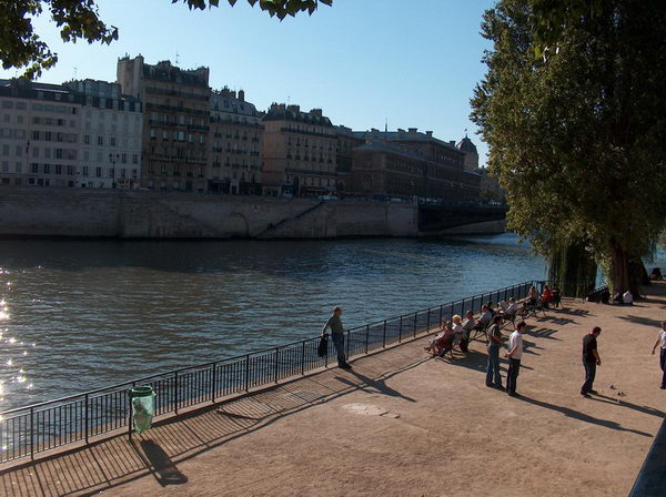 rushing on catching the Batobus at Quai de Gesvres, Hotel De Ville