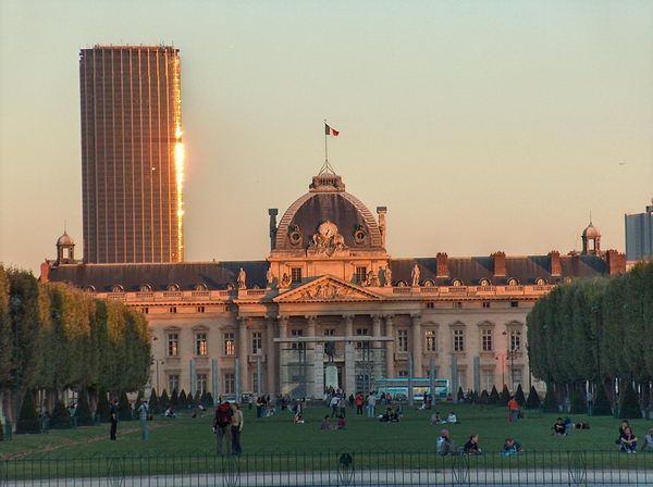 Ecole Militaire at the other end of Champ de Mars.No wonder many handsome soldiers passing by:-)
