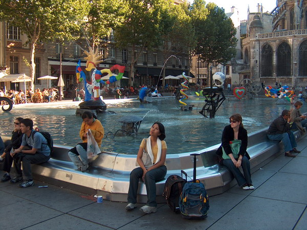 The playful Place Igor-Stravinsky near Pompidou