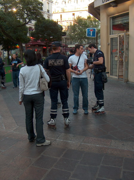 razia by roller-blading police
