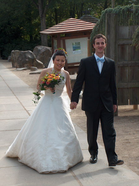 The couple's photo session in the Japanese Garden by the river