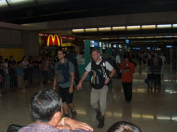 Hlad a Dikouš právě přiletěli do Jakarty přes Dubaj, Krup už čeká naletišti