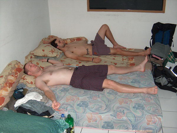 Je tu dost nehorázné vedro... Ani čtyři naplno foukající větráky v pokoji moc nepomáhají.