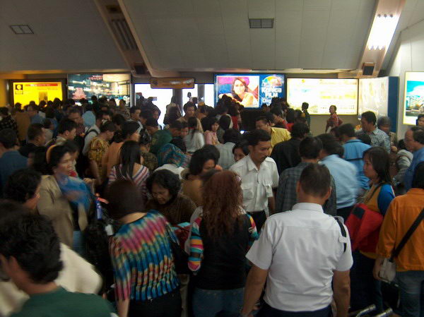 Medanské letiště. Zvláštností , že zavazadla necirkulují na "kolotoči", nýbrž se prostě vysypávají na hromadu. Vzniká pak boj o kufry (a o život:-)