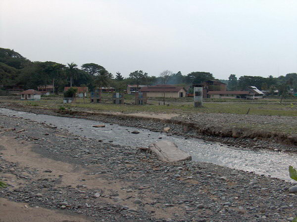 A ráno také vidíme, jak tu zapracovala povodeň. Pás kolem řeky byl zcela zdevastovaný.
