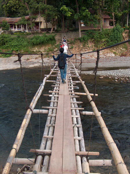 Imelda na bambuso-drátěném mostě
