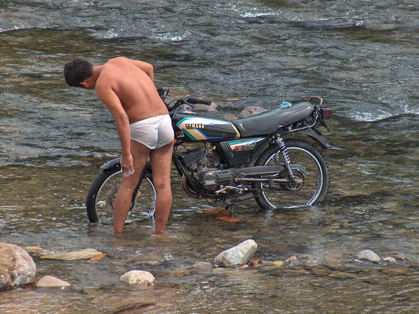 Nějaký chlapík myje v řece motorku, to je teda ekolog...