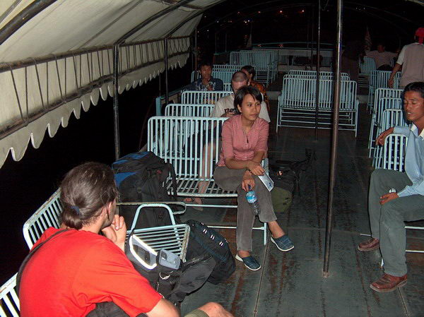 Z města Parapat na břehu jezera na Samosir se jezdí lodí (asi 40 min)