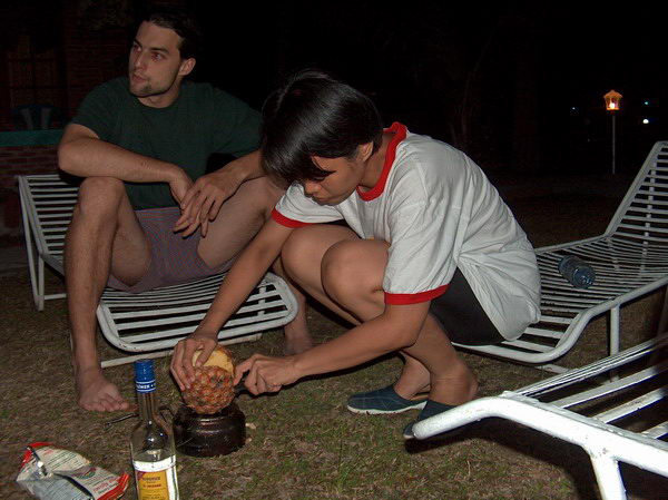 Na Samosiru je nějak pusto, málo turistů. ale velmi příjemná atmosféra, kterou si ještě vylepšujeme ananasem...