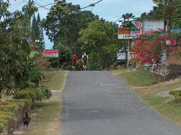 Vydáváme se k přístavu a jedeme zpět do Parapatu - dnes je tam nějaký festival