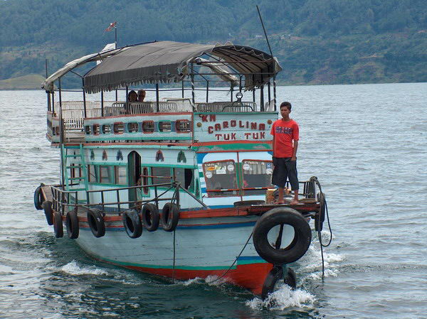 Lodě pendlujímezi Parapatem a Samosirem asi každou hodinu.