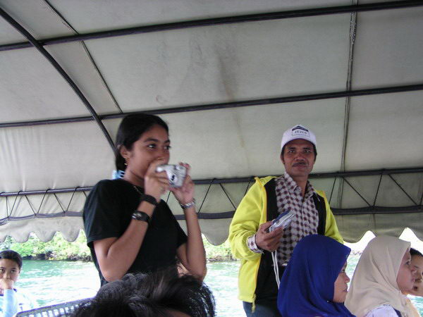 Na loď nastupuje nějaký školní zájezd plný holek a hned si nás bělochy chtějí fotit...