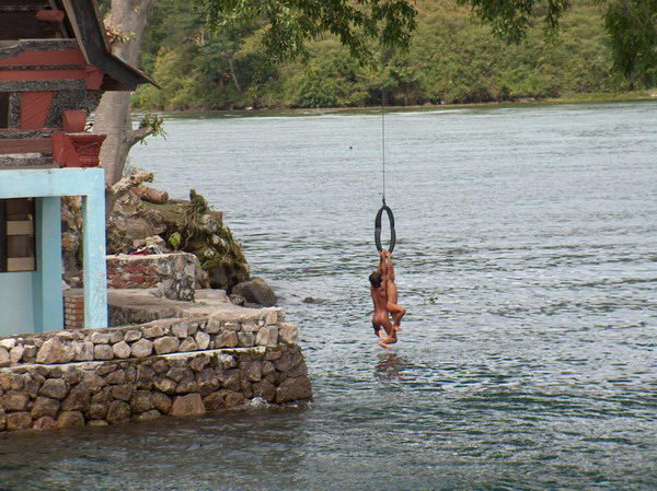 Děti houpající a koupající se