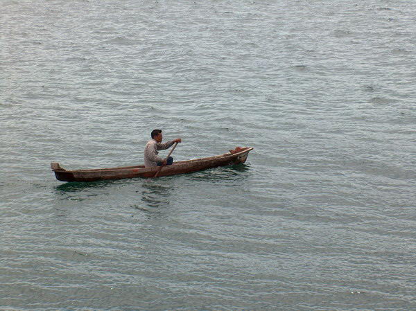 Rybář na kanoi