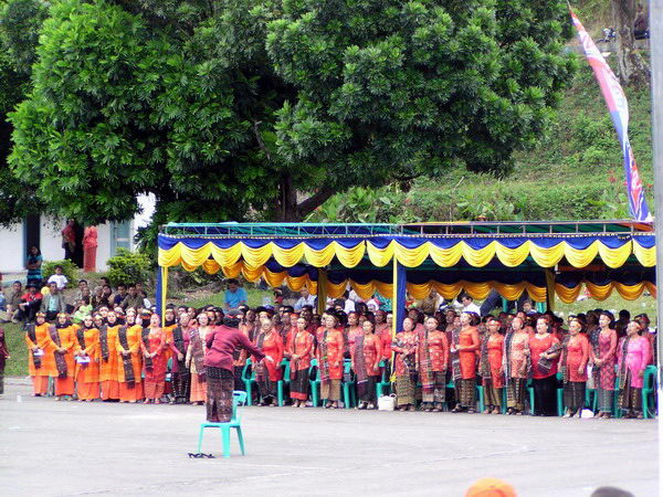 Poněkud početný pěvecký sbor. Paní dirigentka stojí na plastikové židli:-)