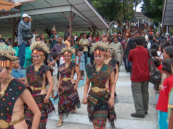 ...a přichází průvod...