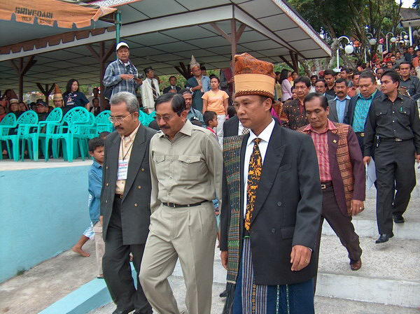 ...a v něm sám guvernér Sumatry, na kterého se asi hodinu čekalo. Je to ten v zelené vojenské uniformě, co vypadá ja vojenský diktátor.