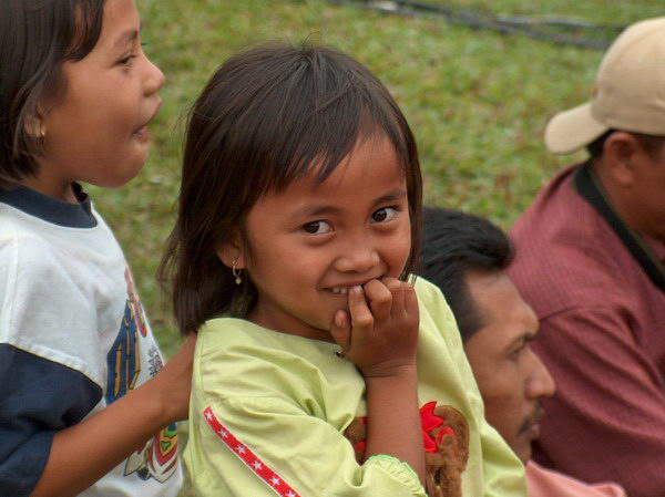 Místní holčička pozoruje "bule" (bělochy)