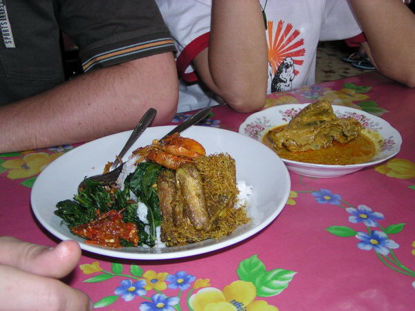 Výborný muslimský pokrm: rýže, pečené krevety, kuře na kari, kuře s kokosem, špenátové listy