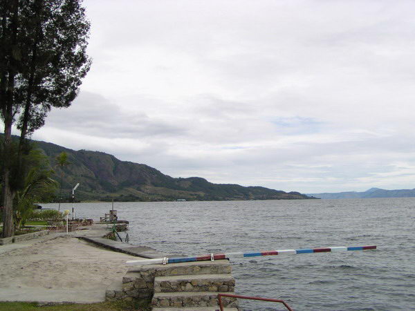 Hned před barákem máme prkno a tak si párkrát skočíme, přece jen je to příjemné ochlazení