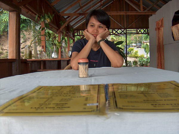 Nejdříve si zajdeme na snídani, ale kdo se v tom menu má vyznat?!