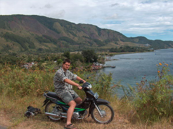 Malé motorky máme půjčeny hned od té paní, co nám udělala snídani, tak můžeme vyrazit:-)