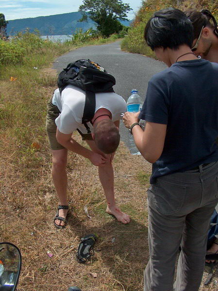 Dikouš se vymázl na písečku, ale umyl si to jede se dál...