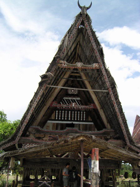 První zastávka je Batacké museum - v tradičním batackém domě, co má střechu jako buvolí rohy (mám pocit, že tento styl jeovšem chrakteristický pro více indonéských etnik, nejen Bataky)