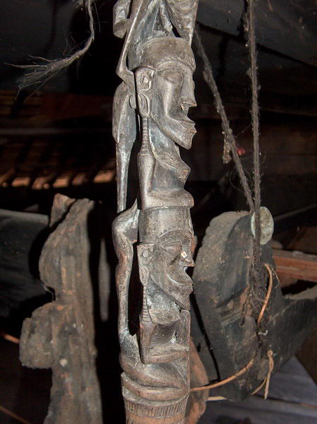 Detail vyřezávané hole, se kterou Batačtí čarodějové prováděli neuvěřitelné kousky (přivolávali déšť a podobně)