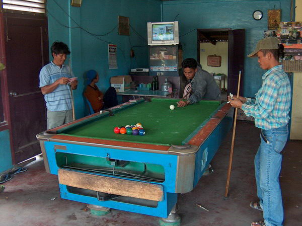 Hospůdka cestou, kde místní hrají jakousi karetní hru kombinovanou s biliárem