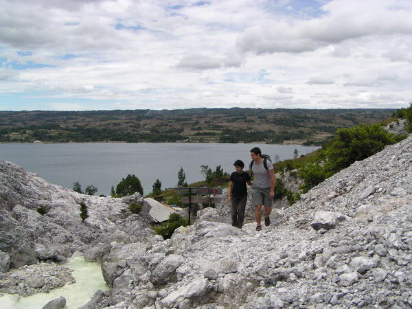 A přijíždíme do údolí s teplým sirným pramenem - stoupáme nahoru...