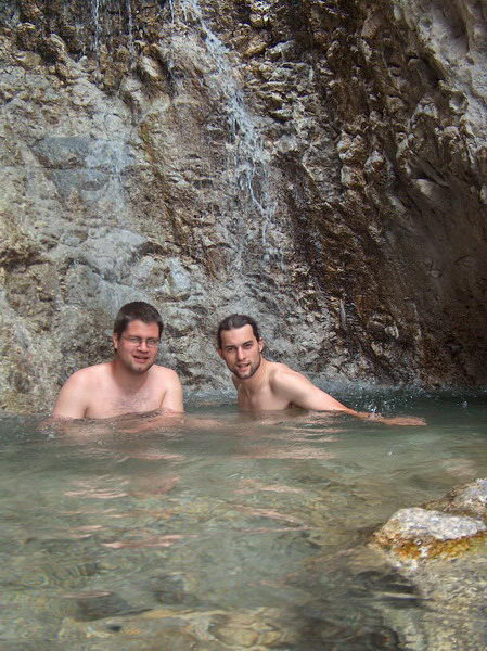 Nahoře je jezírko, ale ne sirné, pramen je totiž asi v půlce kopce. Takže se tu můžeme klidně vykoupat.