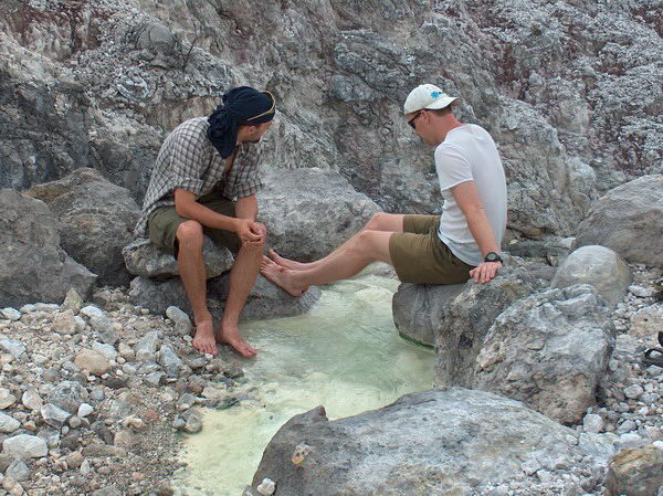 Chvíli si máčíme nohy, ale chce to pomalu, voda je tu opravdu horká!