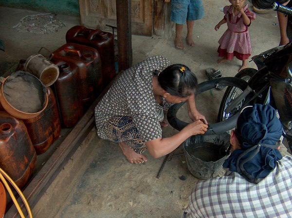 ...nachází píchlé místo a duši opravuje!