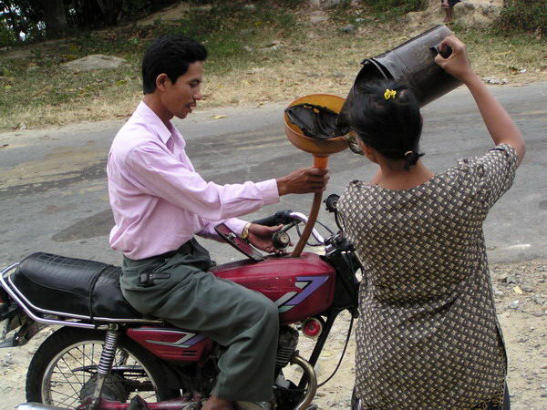 Mezitím samozřejmě funguje dále, jako benzínka - dolívá chlapům do motorek