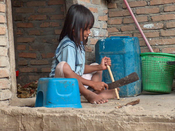 Dcerka si mezitím vyřezává z bambusu. Není ten kinžál přece jen trochu velký?