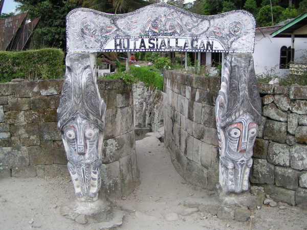 Vstup ke kamenným lavicím v Ambaritě