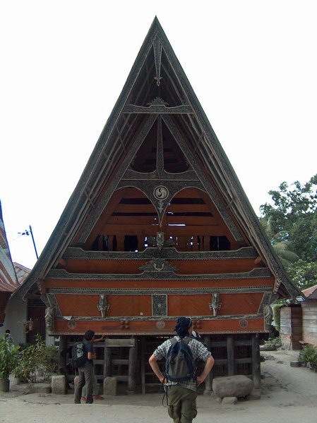 Čela domů bývají zdobena různými ornamenty přinášejícími štěstí, či ozhánějícími zlé duchy